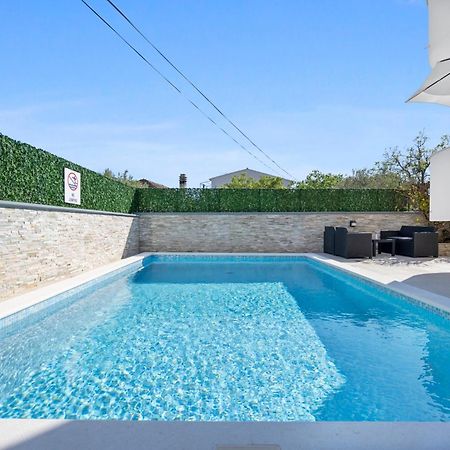 Aquarius Apartments - Beachside With Heated Pool Водице Экстерьер фото