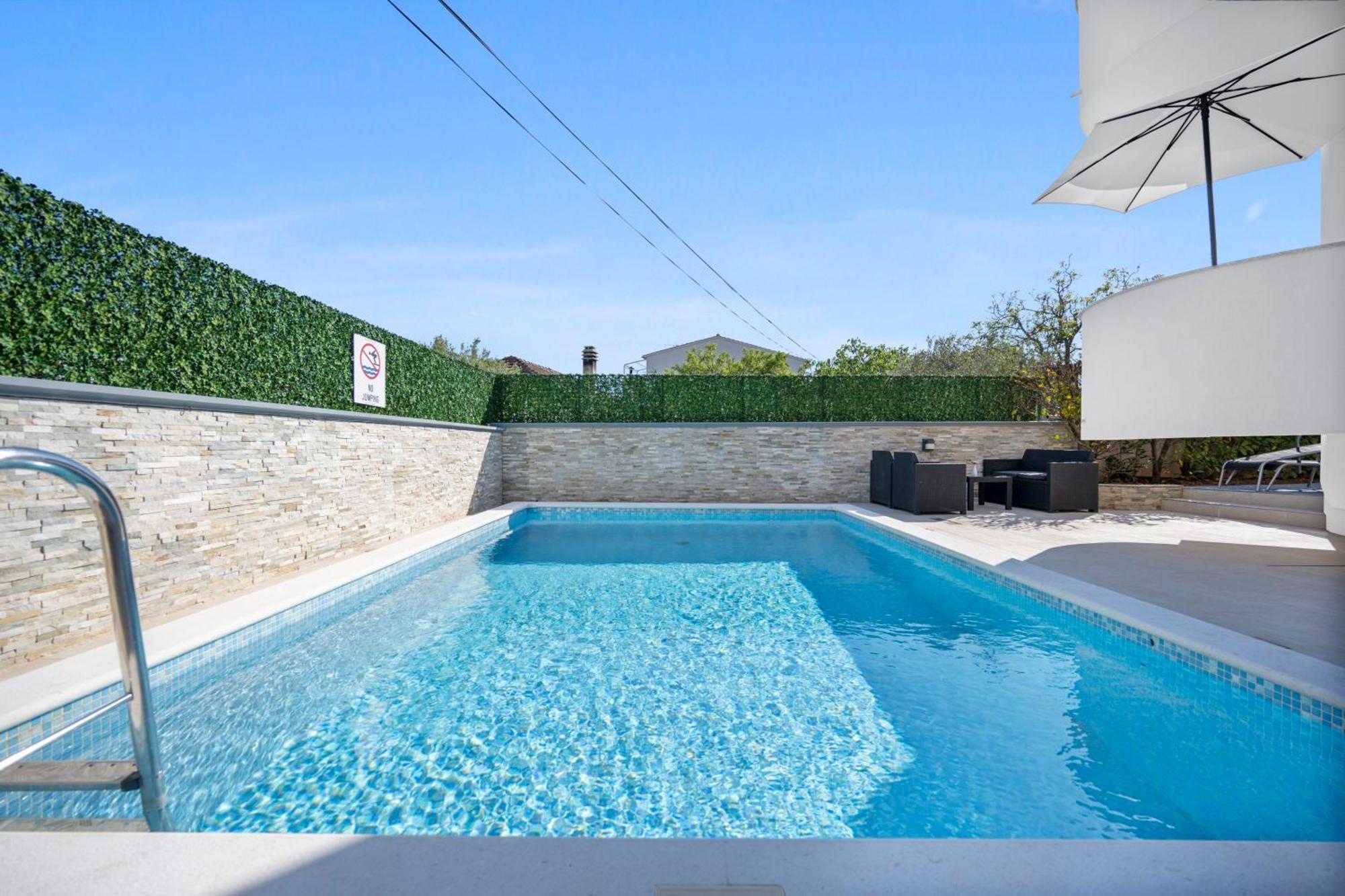 Aquarius Apartments - Beachside With Heated Pool Водице Экстерьер фото