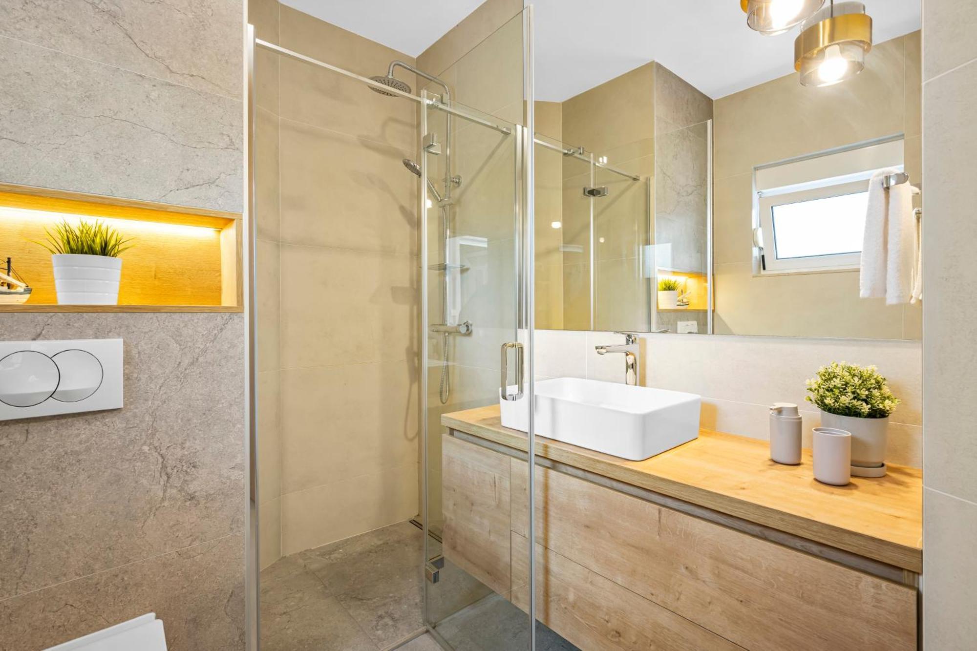Aquarius Apartments - Beachside With Heated Pool Водице Экстерьер фото