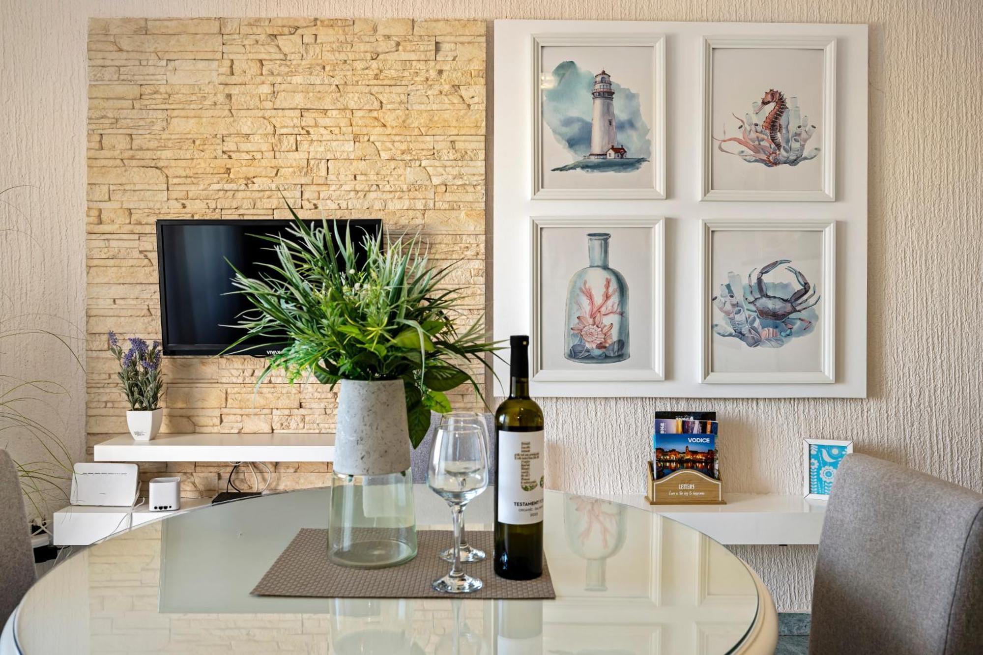 Aquarius Apartments - Beachside With Heated Pool Водице Экстерьер фото