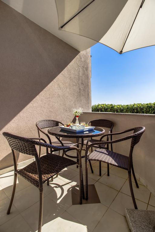 Aquarius Apartments - Beachside With Heated Pool Водице Экстерьер фото